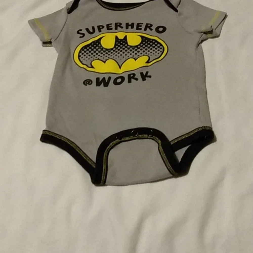 *Baby Batman Superhero at Work Graphic Onesie Gray Yellow 3 6‎ Months